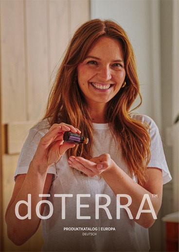doTERRA Produktkatalog 2025 Europa Deutsch – Frau hält ätherisches Öl in der Hand, Übersicht aller doTERRA Produkte und Öle doTERRA Produktkatalog 2025 Europa Deutsch – Frau hält ätherisches Öl in der Hand, Übersicht aller doTERRA Produkte und Öle